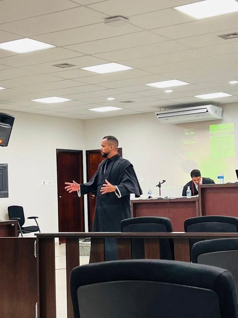 Diego Pereira de Igreja, de beca, em atuação no tribunal
